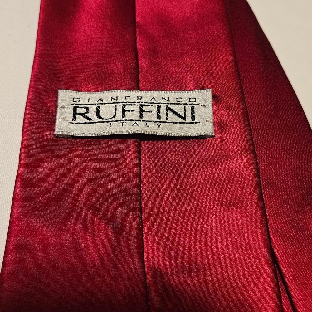 Red silk tie - Picture 1 of 6